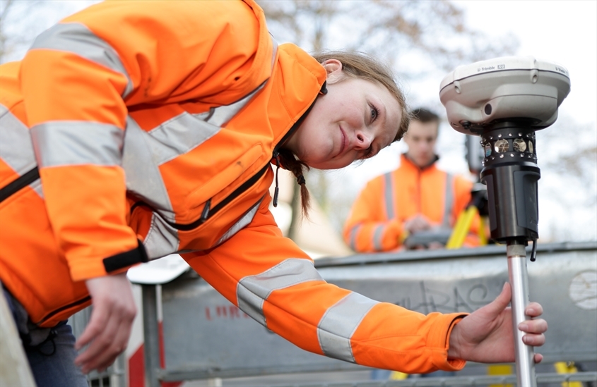 Würzburger Versorgungs- und Verkehrs-GmbH: Azubis auf Outdoor-Einsatz - Ausbildung als Geomatiker/in (m/w/d)