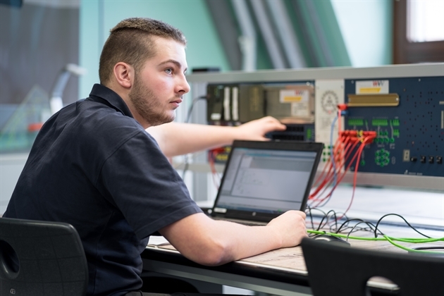 Würzburger Versorgungs- und Verkehrs-GmbH: Azubi Fabian - Ausbildung zum Elektroniker für Betriebstechnik