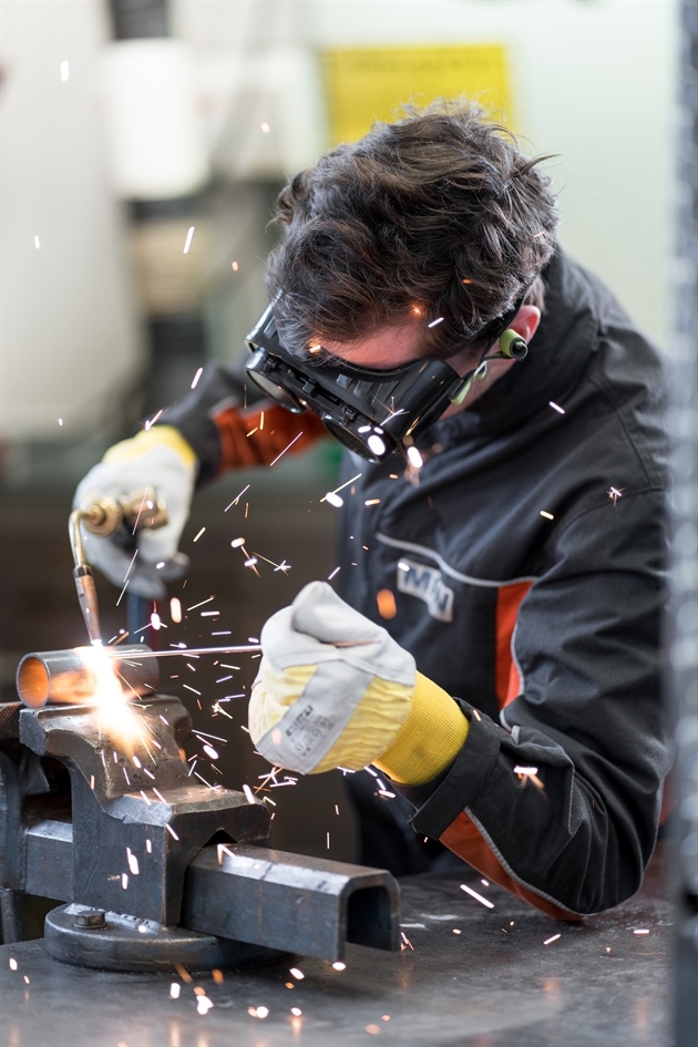 Würzburger Versorgungs- und Verkehrs-GmbH: Azubi Marius beim Schweißen - Ausbildung zum Anlagenmechaniker