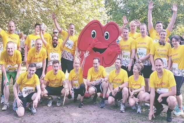 Deutsche Klassenlotterie Berlin (DKLB): Als starkes Team gemeinsam ins Ziel! Firmenlauf im Berliner Tiergarten.