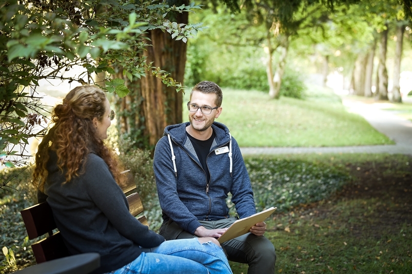 Zentrum für Psychiatrie Emmendingen: Auch für Bezugspflegegespräche eignet sich unser Park wunderbar.