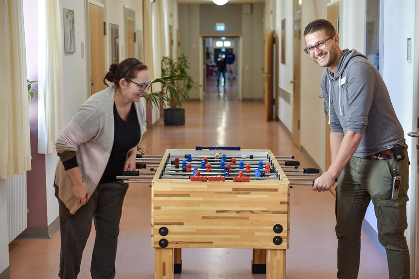 Zentrum für Psychiatrie Emmendingen: Bezugspflege bedeutet auch mal Tischkicker-Spielen.