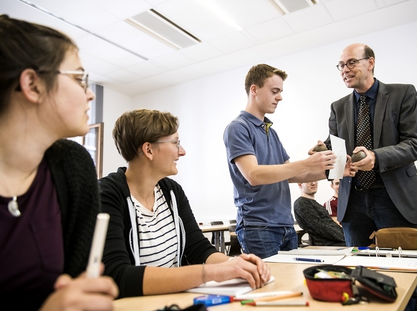 Institut für Duale Studiengänge der Hochschule Osnabrück: Vorlesung in kleinen Studiengruppen