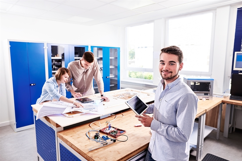 Fachhochschule Wedel gGmbH: Die Ausstattung für die Projektarbeit ist optimal: In der SmartArea, einem Tüftlerlabor, setzen Studierende reale Projekte um.