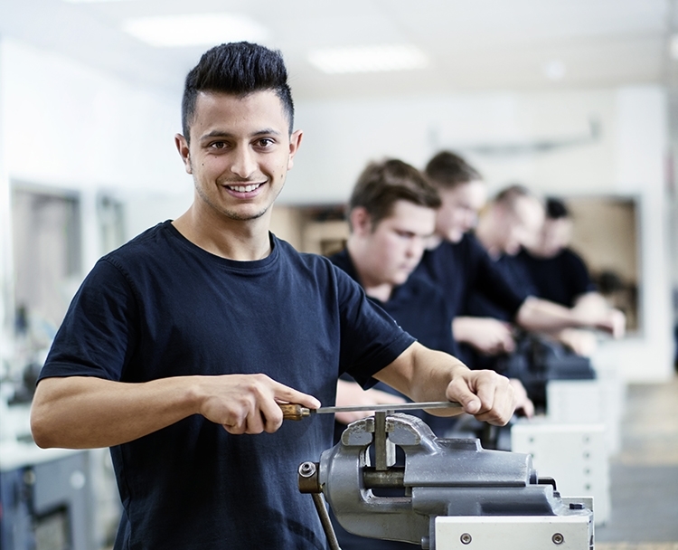 OCULUS Optikgeräte GmbH: Präzise Handwerkskunst in Aktion - unser Auszubildender meistert die Feinarbeit in unserer Ausbildungswerkstatt.