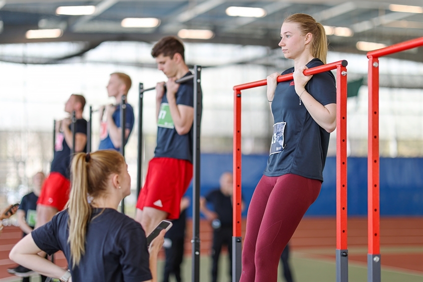 Feuerwehr Hamburg: Sport ist bei all unseren Ausbildungen ein wichtiger Bestandteil. Dieses Foto ist bei einem unserer Fitness-Checks entstanden. Hier hast du 2x im Jahr (Frühjahr und Herbst) die Möglichkeit, unseren Sporttest unverbindlich zu absolvieren.