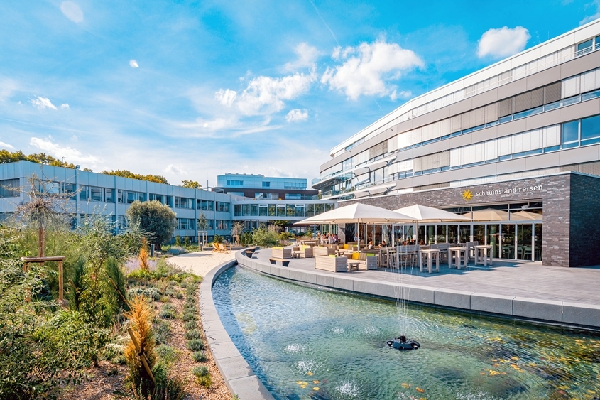 Schauinsland-reisen gmbh: Unser Firmengebäude mit Kantinen-Terrasse