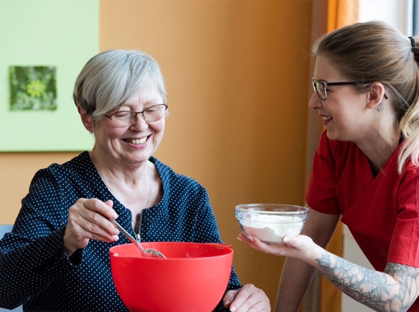 Alloheim Senioren-Residenzen SE: Aktivitäten wie gemeinsames Backen schätzen unsere Bewohner sehr