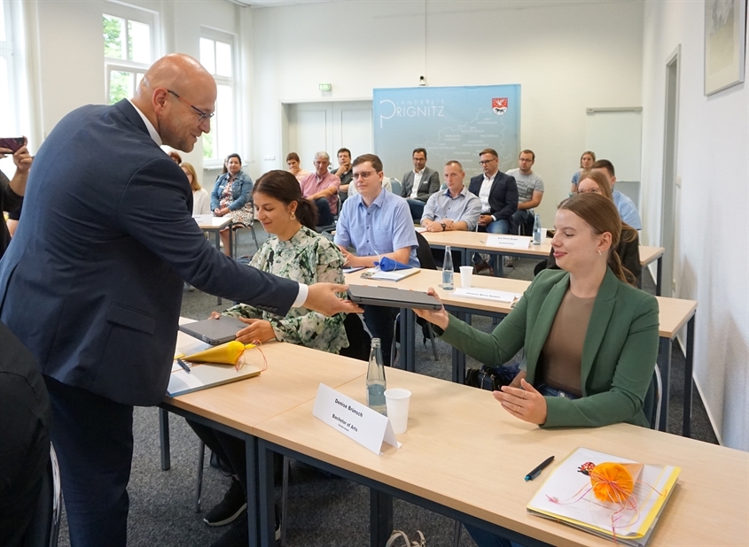 Landkreis Prignitz K.d.ö.R.: Landrat Christian Müller übergibt iPads an die Auszubildenden/Studenten